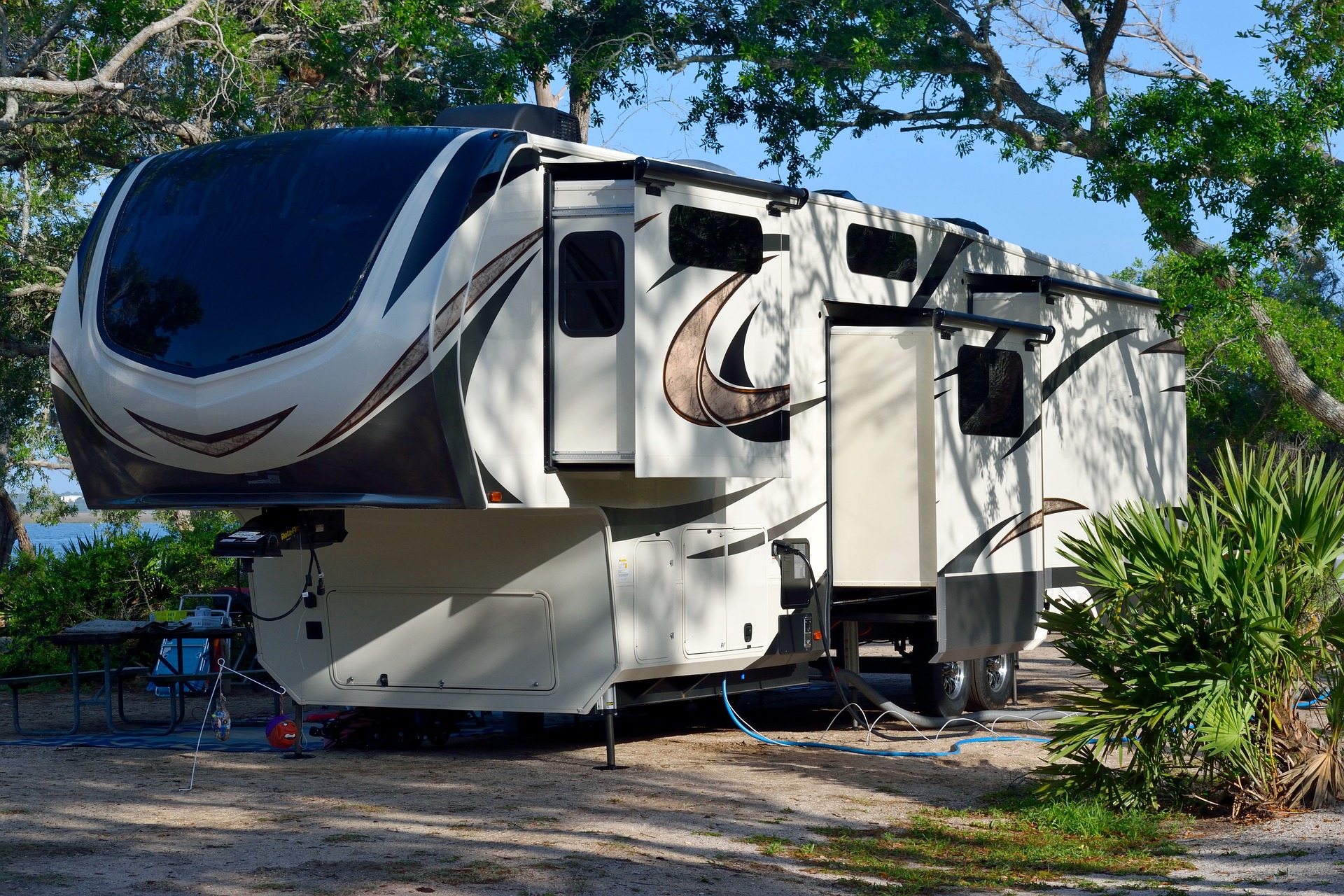 recreational-vehicle-3333103_1920